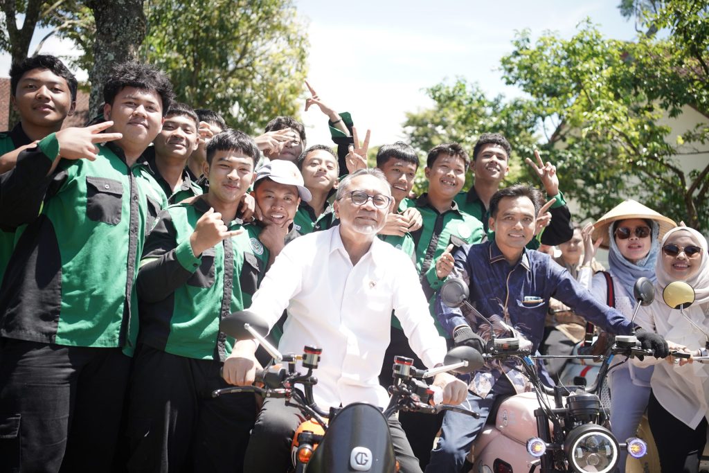 Menteri Zulkifli Hasan Naik Goda